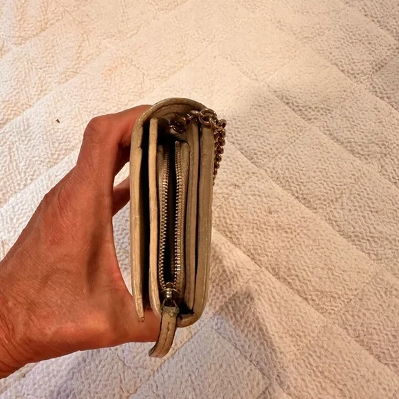 Gucci Beige Embossed Leather Clutch - Picture 7 of 10